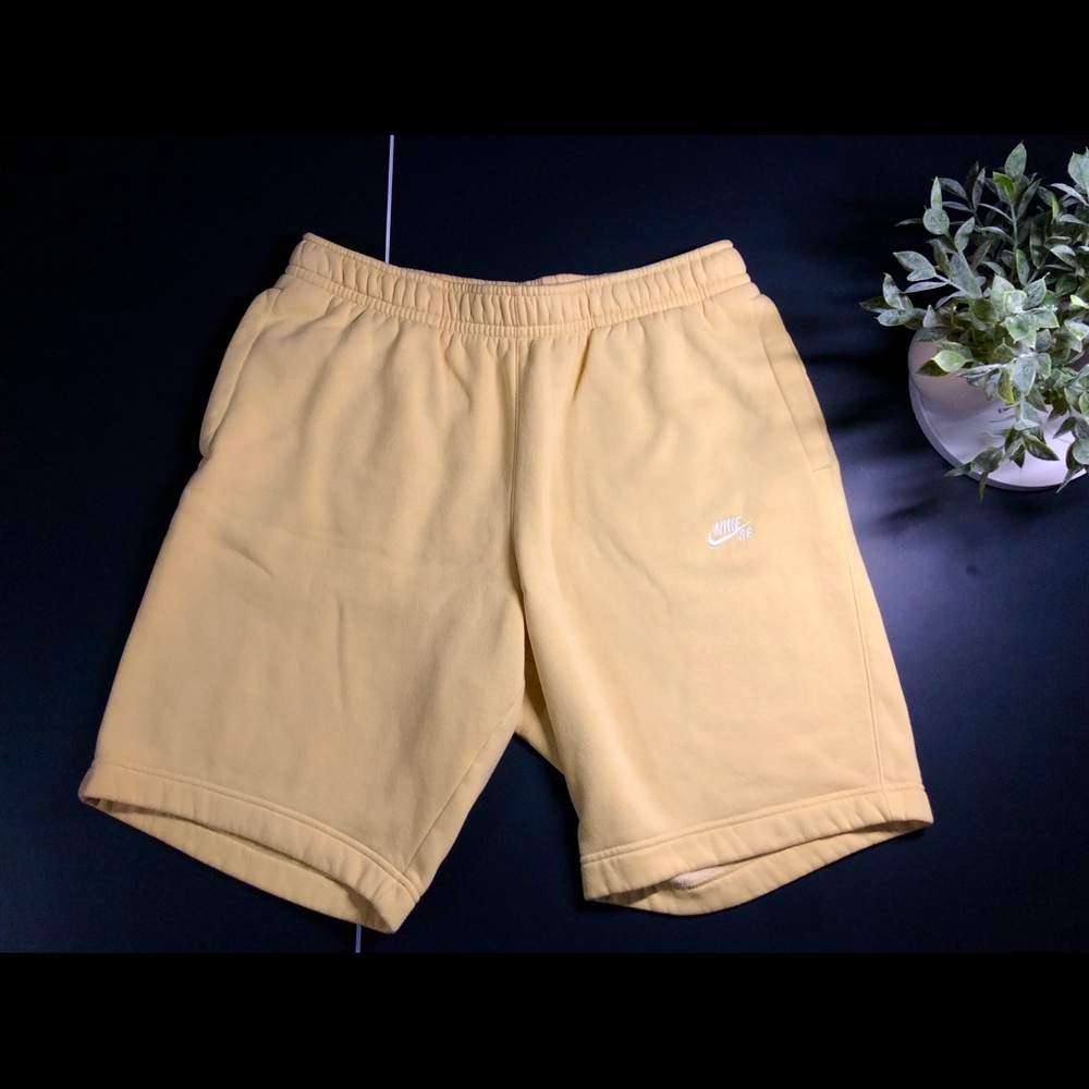[SOLD] Mens Light Yellow Nike SB Shorts [M]